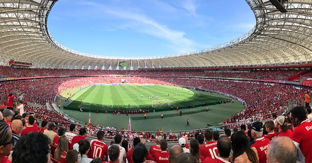 伯U